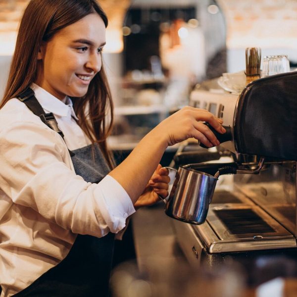 mujer-preparando-cafe-cafeteria_1303-31295